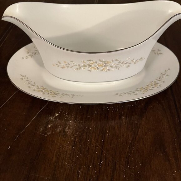 Crown Victoria - Carolyn - Gravy boat with attached underplate - Picture 2 of 5